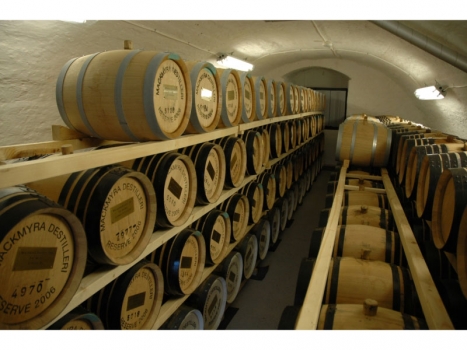 Mackmyra Moment Prestige 700ml, Moment Prestige ist ein elf Jahre alter Single Malt Whisky, gereift in französischen Eichenfässer die zuvor den Wein vom traditionsreichen Champagnerproduzenten Philipponnat in sich trugen.