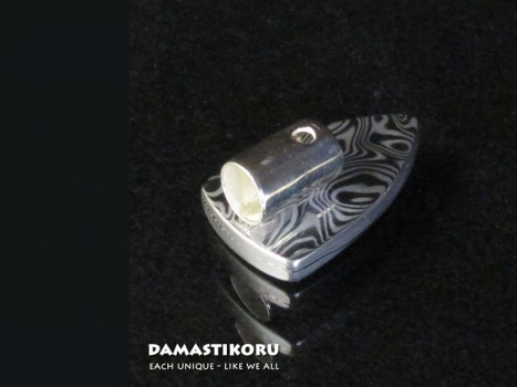 Damastikoru Beard Jewelry Bear's Tooth Small, Damascus steel, Ein feines Geschenk für Männer, auch als Vatertagsgeschenk.