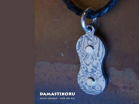 Damastikoru Chain link large pendant Damascus steel, Kettenglied für Motorradfahrer. Es ist für fast alle Motorradfahrer geeignet, unabhängig von der Motorradmarke.