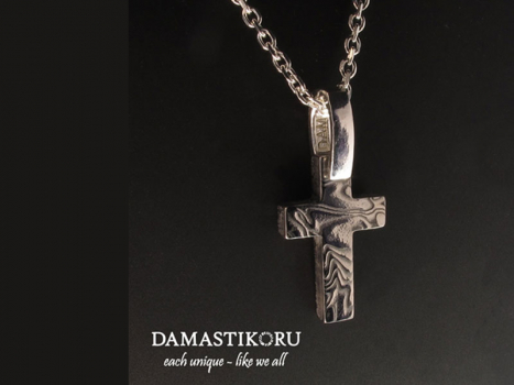 Damastikoru little and narrow Cross pendant, Damascus steel, Ein Kreuz aus Damaststahl ist ein unvergessliches Geschenk für junge Menschen.