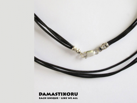 Damastikoru Leather pendant cord 3x2mm, Zwei Lederbänder, in Silber eingefasst. Eine elegante und zarte Kette für Frauen.