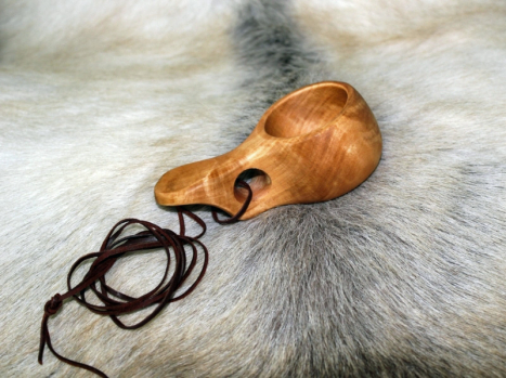 Holztasse (Schnapskuksa), mit einem Fingerloch, klein  Hergestellt aus Birkenholz.