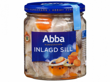 Abba, Inlagd sill 500g, Mit Zwiebeln, knackigen Karotten und Gewürzen wie Nelken, Piment und schwarzem Pfeffer.