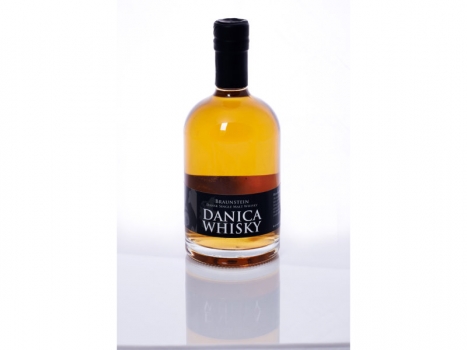 Braunstein-Danica-Edition Peated 500ml, ein sanfter, fruchtiger Whisky mit reichen Noten von Karamell, Schokolade und Vanille.