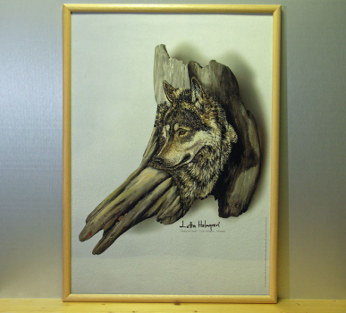 Kunstdruck: Älskad och hatad. Portrait von einem Wolfskopf. Das Original wurde mit Temperafarben auf ein Stück Treibholz gemalt. Älskad och hatad (Geliebt und gehasst) von Lotta Holmgren.
