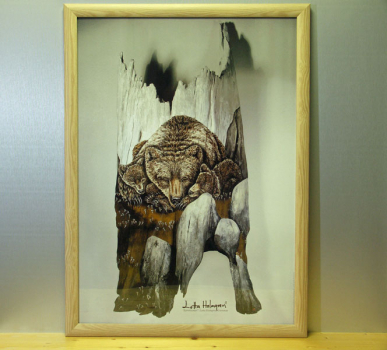 Kunstdruck: Björnkramar. Bild von einem Bär mit zwei Jungen. Das Original wurde mit Temperafarben auf ein Stück Treibholz gemalt. Björnkramar (Bärenumarmung) von Lotta Holmgren.