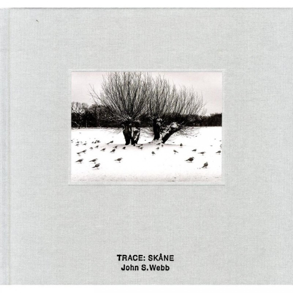 Trace : Skåne, Buch, Fotografen John S. Webbs nya boken samlar ett urval landskapsfotografier från Skåne tagna mellan åren 2009 och 2015.