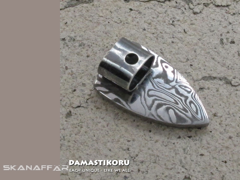 Damastikoru Beard Jewelry Bear's Tooth Big, Damascus steel, Ein feines Geschenk für Männer, auch als Vatertagsgeschenk.