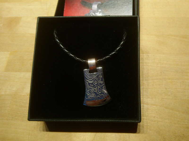 Damastikoru Ax pendant, Damascus steel, Seit der Steinzeit ist die Axt sowohl ein wichtiges Werkzeug als auch ein Kampfmittel.
