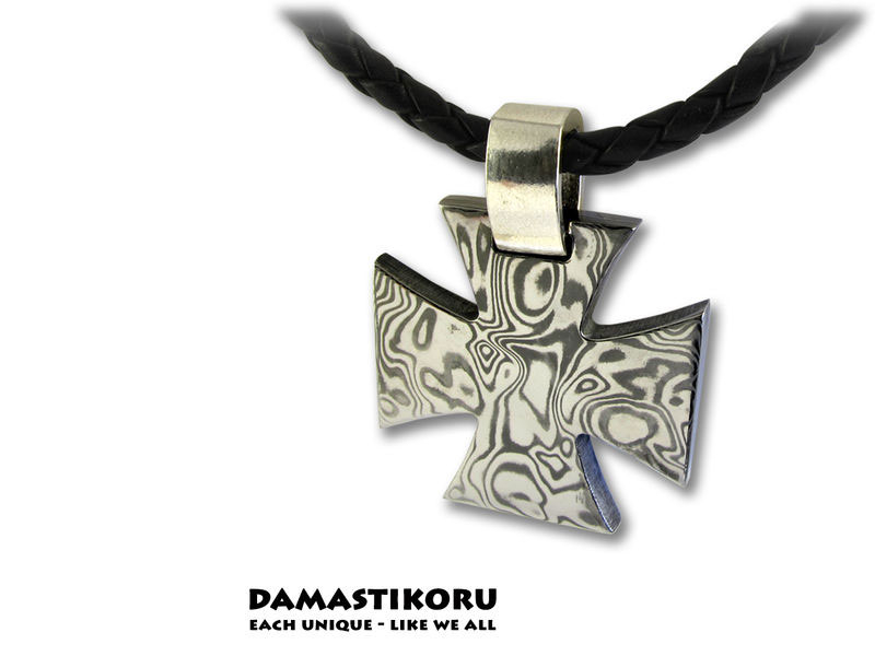 Damastikoru special iron Cross pendant, Die vier Seiten des Anhängers stehen für: Mut, Loyalität, Ehrlichkeit und Einfühlungsvermögen.