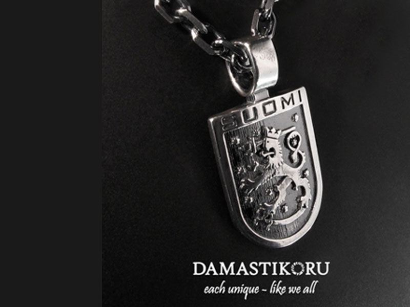 Damastikoru Finland coat of arms big Damascus steel, Damascus steel, Auf den Schmuckstücken sieht man ein Schild mit einem Löwen, der ein Schwert in der Hand hält.
