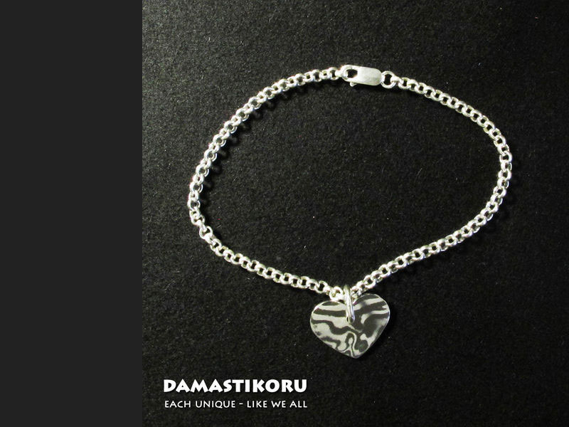 Damastikoru Wrist Chain and Small Slim Heart, Die handgefertigte Schmuckserie Herz von Damastikoru. Das Herz ist das etablierte Symbol der Liebe.