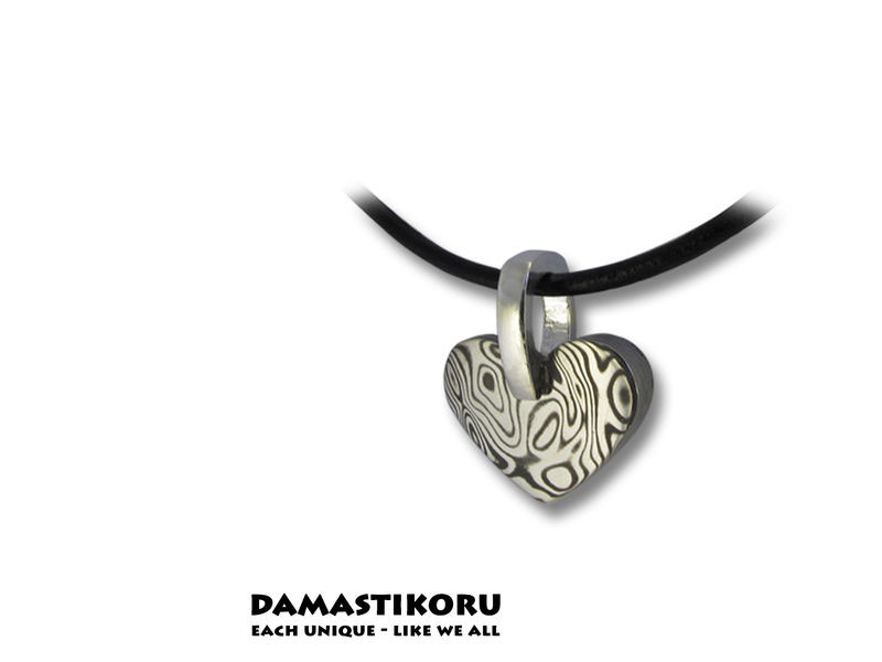 Damastikoru-Small thick-heart-pendant-Dam-steel, Die handgefertigte Schmuckserie Herz von Damastikoru. Das Herz ist das etablierte Symbol der Liebe.