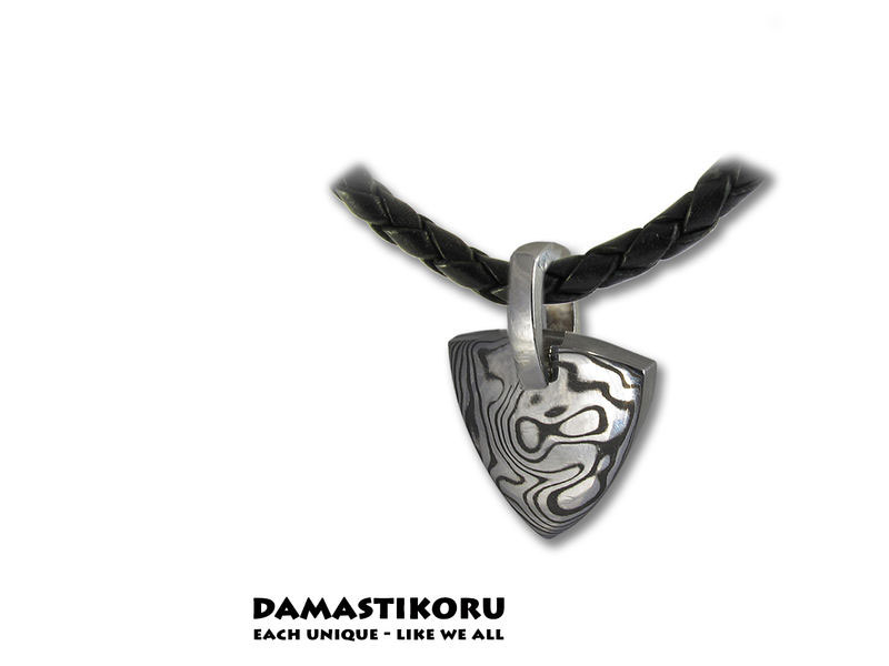 Damastikoru little Triangle pendant, Damascus steel, Dem Dreieck können viele Bedeutungen gegeben werden, je nach dem beabsichtigten Einsatz.