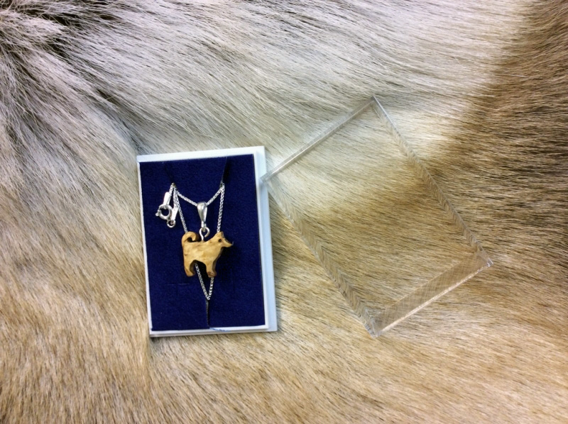 Silberkette mit Holzanhänger (Hund)  Hergestellt aus Birkenholz. Größe ca. 2x1 cm