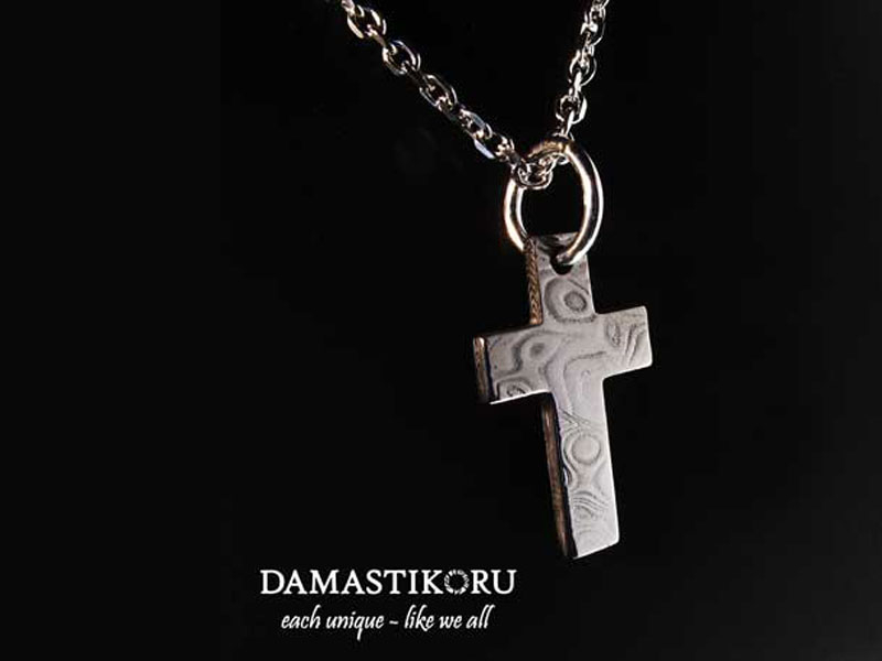 Damastikoru small, slim and narrow Cross pendant, Damascus steel, Ein Kreuz aus Damaststahl ist ein unvergessliches Geschenk für junge Menschen.