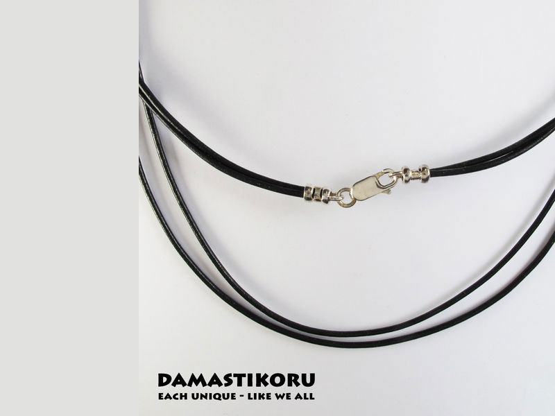 Damastikoru Leather pendant cord 2x2mm, Zwei Lederbänder, in Silber eingefasst. Eine elegante und zarte Kette für Frauen.