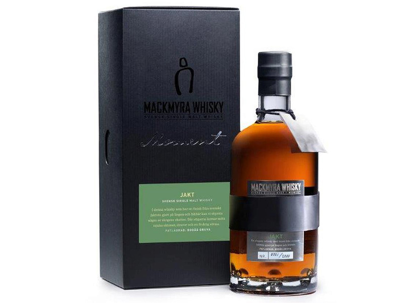 Mackmyra Moment Jakt 700ml, Dieser Whisky erhält sein Finish vom schwedischen Jaktvin mit Preiselbeeren und Heidelbeeren, man kann einige der Schätze des Waldes erahnen.