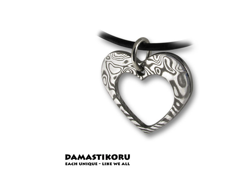 Damastikoru tiny heart pendant, Damascus steel, Die handgefertigte Schmuckserie Herz von Damastikoru. Das Herz ist das etablierte Symbol der Liebe.