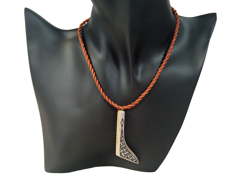 Halskette, Hergestellt aus Maserbirke, Rentierhorn, Kette aus gedrehtem Rentierleder.