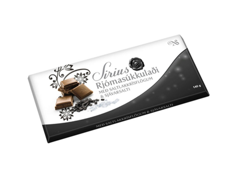 Sirius Rjomasukkuladi Schokolade Salzlakritz-Meersalz, 18x140g, Sirius Rjomasukkuladi Schokolade Salzlakritz-Meersalz aus Island ist eine cremige Vollmilchschokolade mit darin eingelassenen Lakritz- und Meersalzflocken.