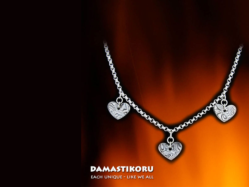 Damastikoru chain three hearts, Damascus steel, Die handgefertigte Schmuckserie Herz von Damastikoru. Das Herz ist das etablierte Symbol der Liebe.